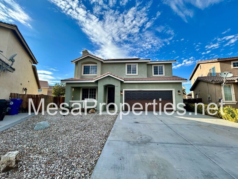 Beautiful 4 Bed 3 Bath Home with a Sunroom and Solar Panels in Victorville! property image