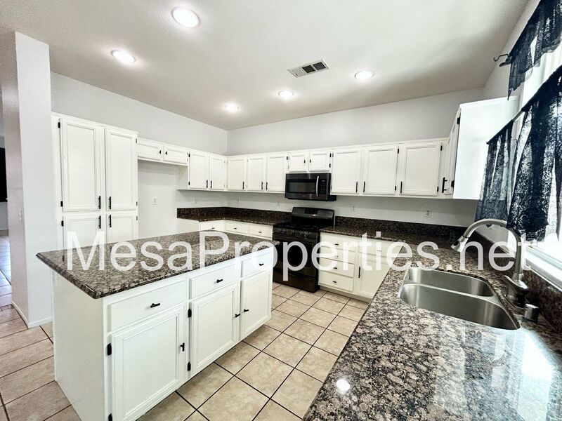 Beautiful 4 Bed 3 Bath Home with a Sunroom and Solar Panels in Victorville! property image