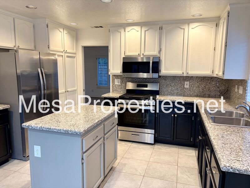 This 4 bed/3 bath home on a cul-de-sac in south Ontario is a must see! property image