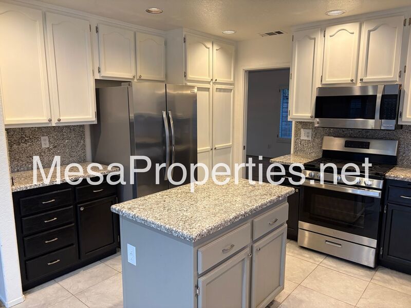 This 4 bed/3 bath home on a cul-de-sac in south Ontario is a must see! property image