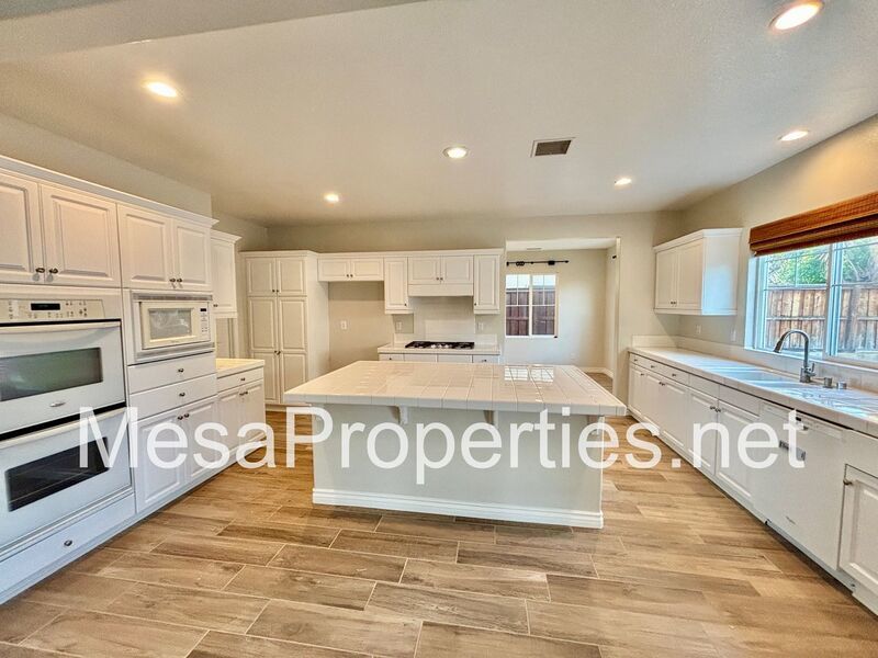 Move In Ready 5 Bed 4 Bath North Upland Home Near The Colonies property image