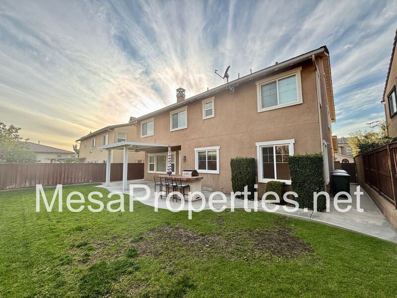 Move In Ready 5 Bed 4 Bath North Upland Home Near The Colonies property image