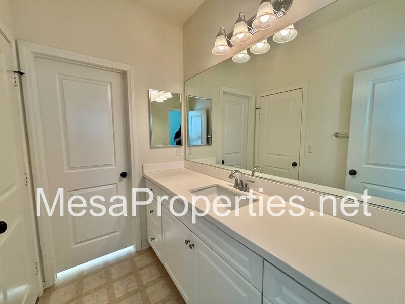 Spacious 4 Bed/3 Bath With Solar in New Haven! property image