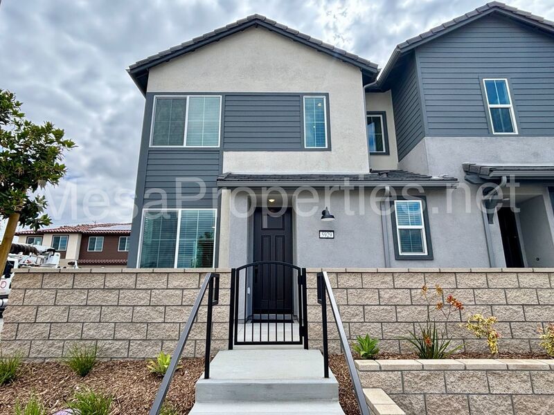 Stylish 3 bed/2.5 ba Condo located in Eastvale! property image