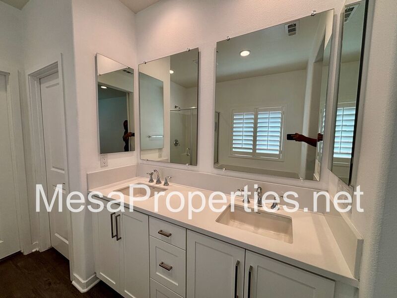 Beautiful 4 Bedroom House In North Fontana Gated Community! property image