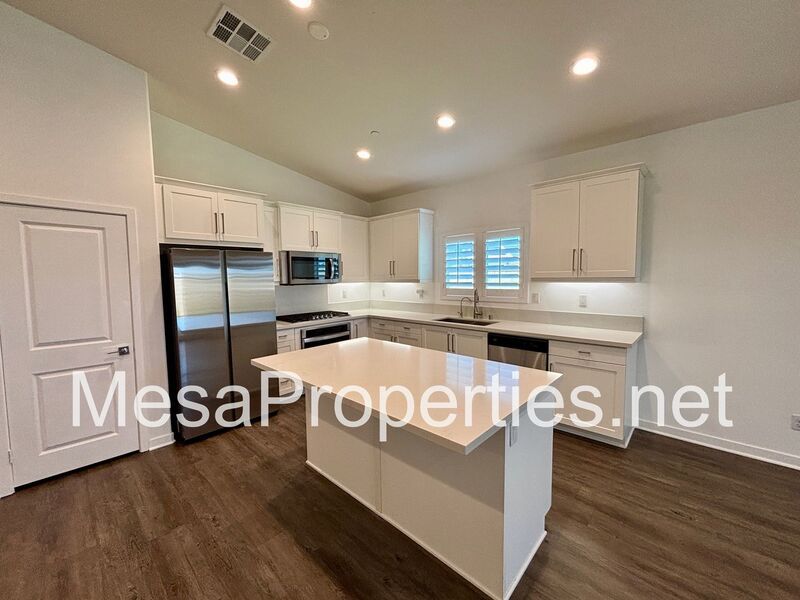 Beautiful 4 Bedroom House In North Fontana Gated Community! property image
