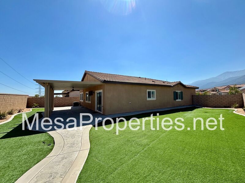 Beautiful 4 Bedroom House In North Fontana Gated Community! property image