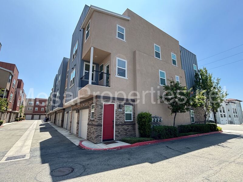Corner 2bd/1.5ba Townhouse Located in Montclair! property image
