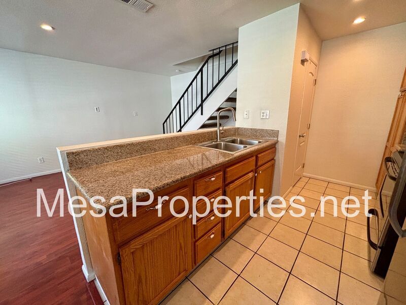 Beautiful 2 Bedroom Townhouse in La Verne! Brand new carpet and paint! property image