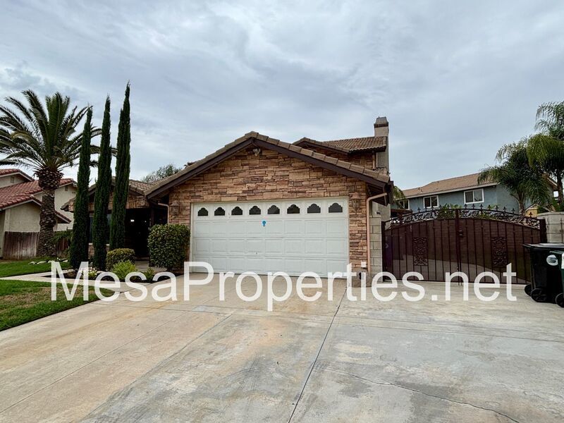 MUST SEE! Stunning 4 Bedroom/2.5 Bathroom Home in Northern Rialto! Beautiful Mountain Views! property image