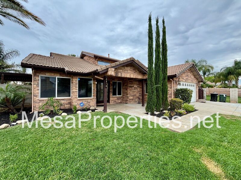 MUST SEE! Stunning 4 Bedroom/2.5 Bathroom Home in Northern Rialto! Beautiful Mountain Views! property image