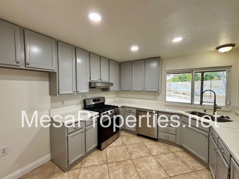MUST SEE! Stunning 4 Bedroom/2.5 Bathroom Home in Northern Rialto! Beautiful Mountain Views! property image