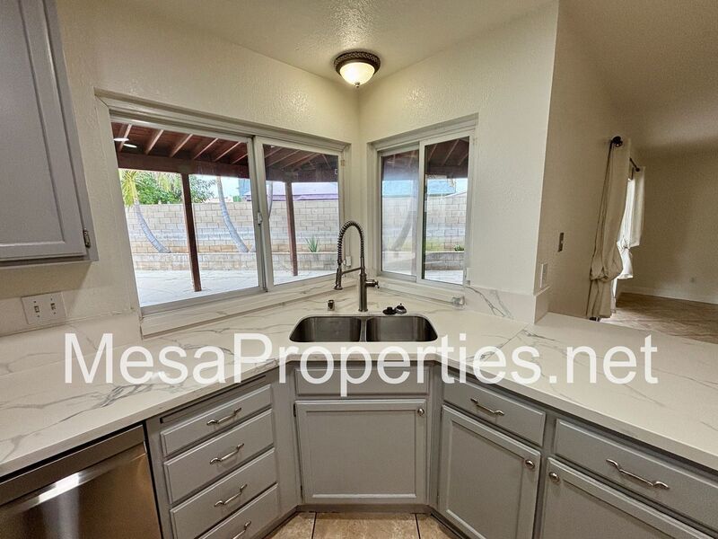 MUST SEE! Stunning 4 Bedroom/2.5 Bathroom Home in Northern Rialto! Beautiful Mountain Views! property image