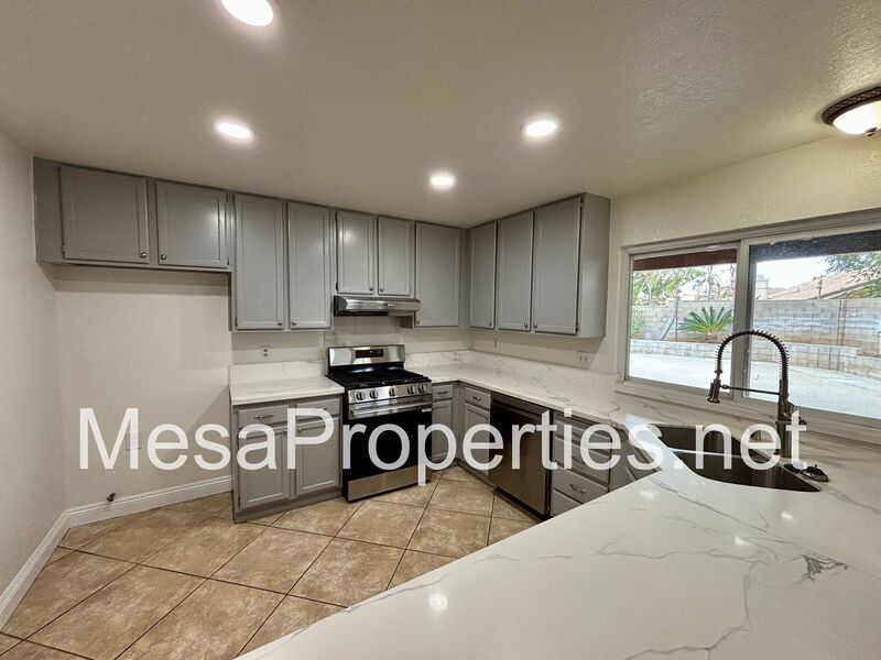 MUST SEE! Stunning 4 Bedroom/2.5 Bathroom Home in Northern Rialto! Beautiful Mountain Views! property image