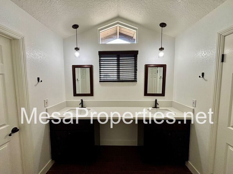 MUST SEE! Stunning 4 Bedroom/2.5 Bathroom Home in Northern Rialto! Beautiful Mountain Views! property image