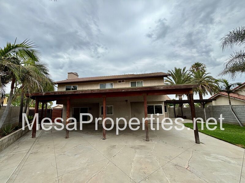 MUST SEE! Stunning 4 Bedroom/2.5 Bathroom Home in Northern Rialto! Beautiful Mountain Views! property image