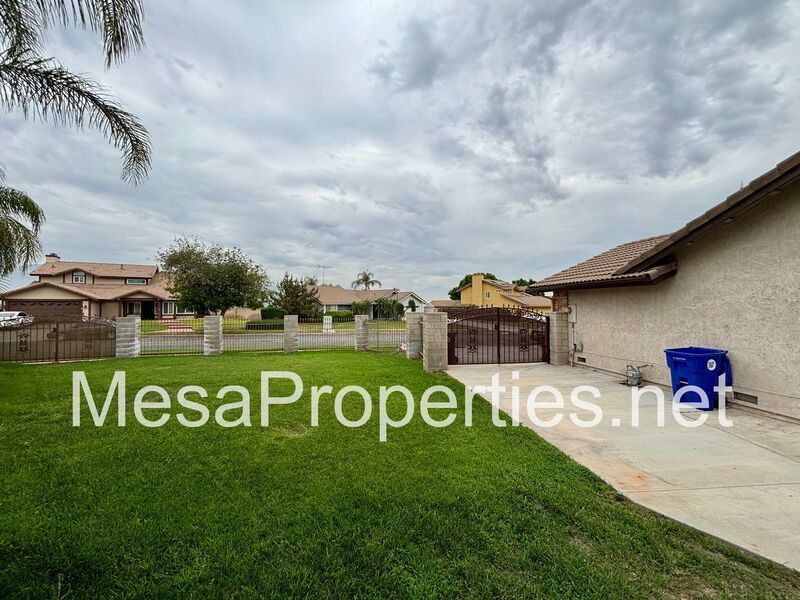 MUST SEE! Stunning 4 Bedroom/2.5 Bathroom Home in Northern Rialto! Beautiful Mountain Views! property image