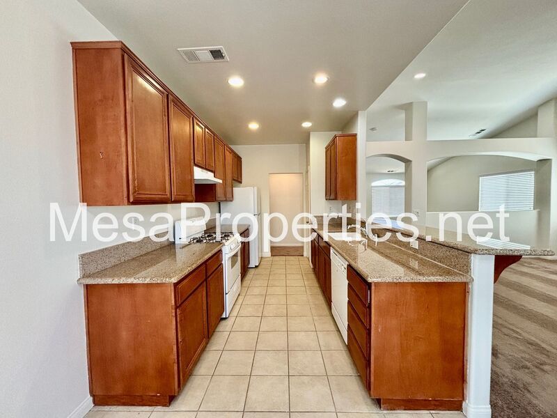 Spacious 5-Bedroom, 3-Bathroom home in Victorville property image