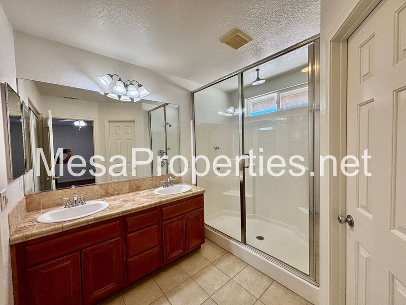 Spacious 5-Bedroom, 3-Bathroom home in Victorville property image