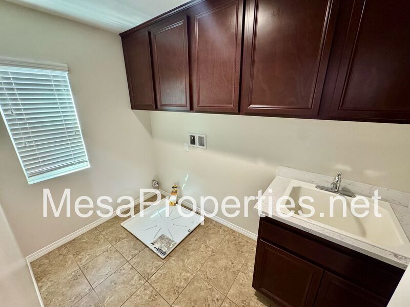 Beautiful 3 Bed 2.5 Bath Home Near the Colonies property image