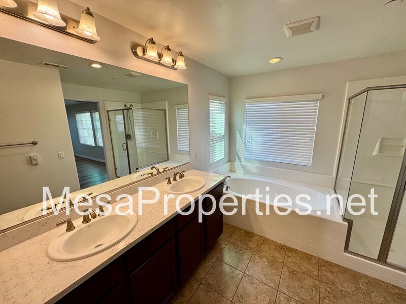 Beautiful 3 Bed 2.5 Bath Home Near the Colonies property image