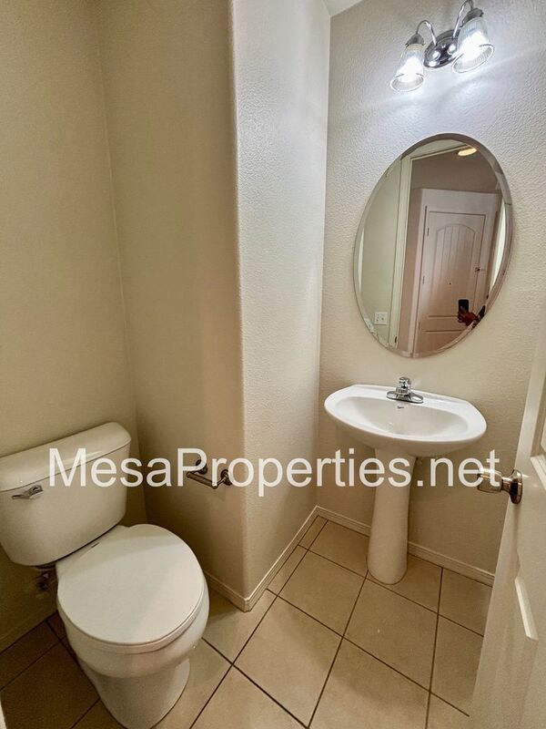 Must See! Beautiful 3 Bedroom/2.5 Bathroom Townhouse in Gated Community! property image