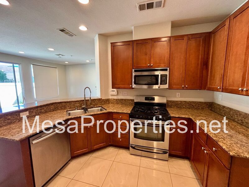 Must See! Beautiful 3 Bedroom/2.5 Bathroom Townhouse in Gated Community! property image
