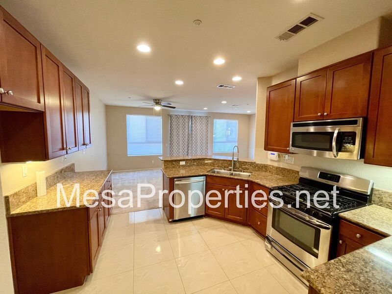 Must See! Beautiful 3 Bedroom/2.5 Bathroom Townhouse in Gated Community! property image
