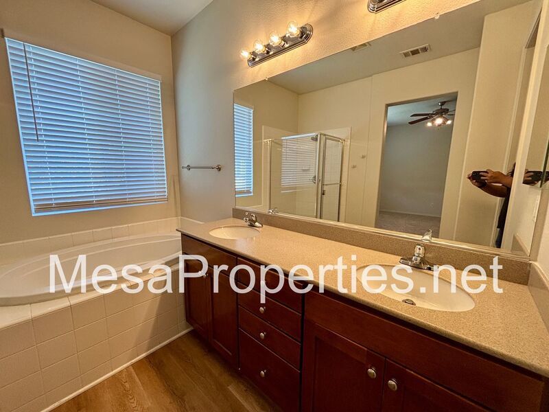 Must See! Beautiful 3 Bedroom/2.5 Bathroom Townhouse in Gated Community! property image