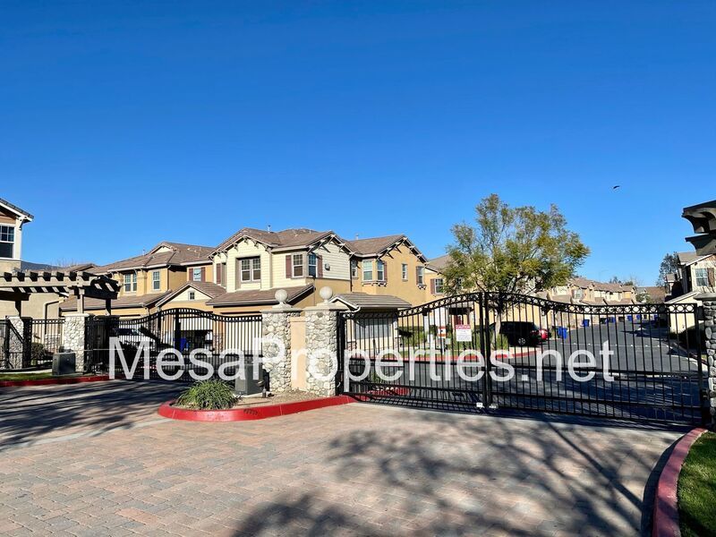 Must See! Beautiful 3 Bedroom/2.5 Bathroom Townhouse in Gated Community! property image